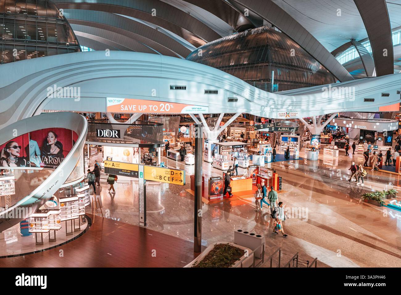 23 janvier 2025, Abu Dhabi, Émirats arabes Unis : les passagers et le personnel de l'aéroport se déplacent à l'intérieur du terminal moderne de l'aéroport international AUH Banque D'Images