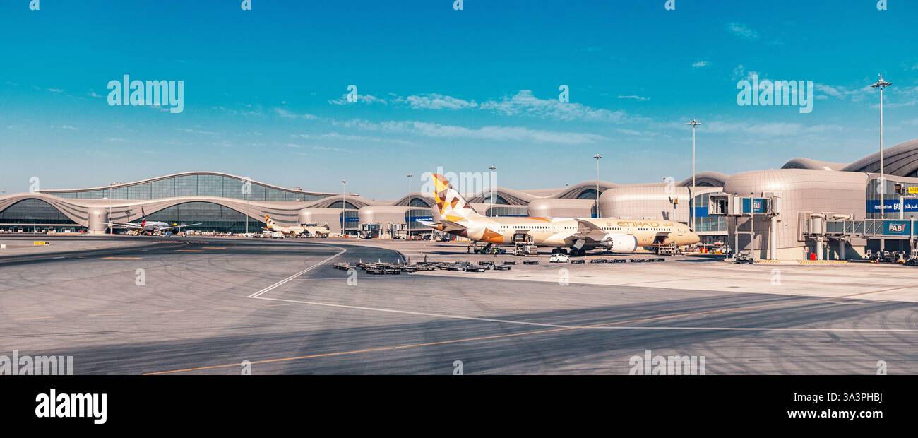 23 janvier 2025, Abu Dhabi, eau : avion Etihad circulant sur la piste de l'aéroport AUH, prêt pour le départ sous un ciel bleu clair Banque D'Images