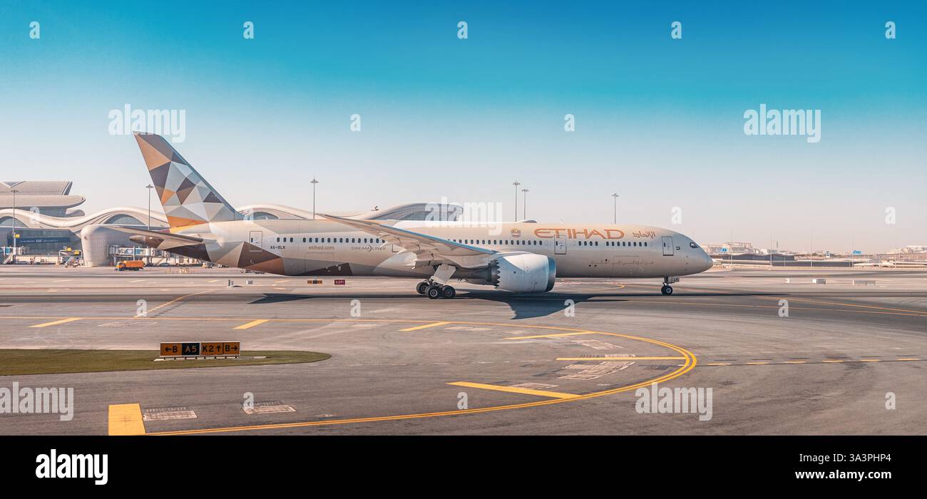23 janvier 2025, Abu Dhabi, eau : avion Etihad circulant sur la piste de l'aéroport AUH, prêt pour le départ sous un ciel bleu clair Banque D'Images