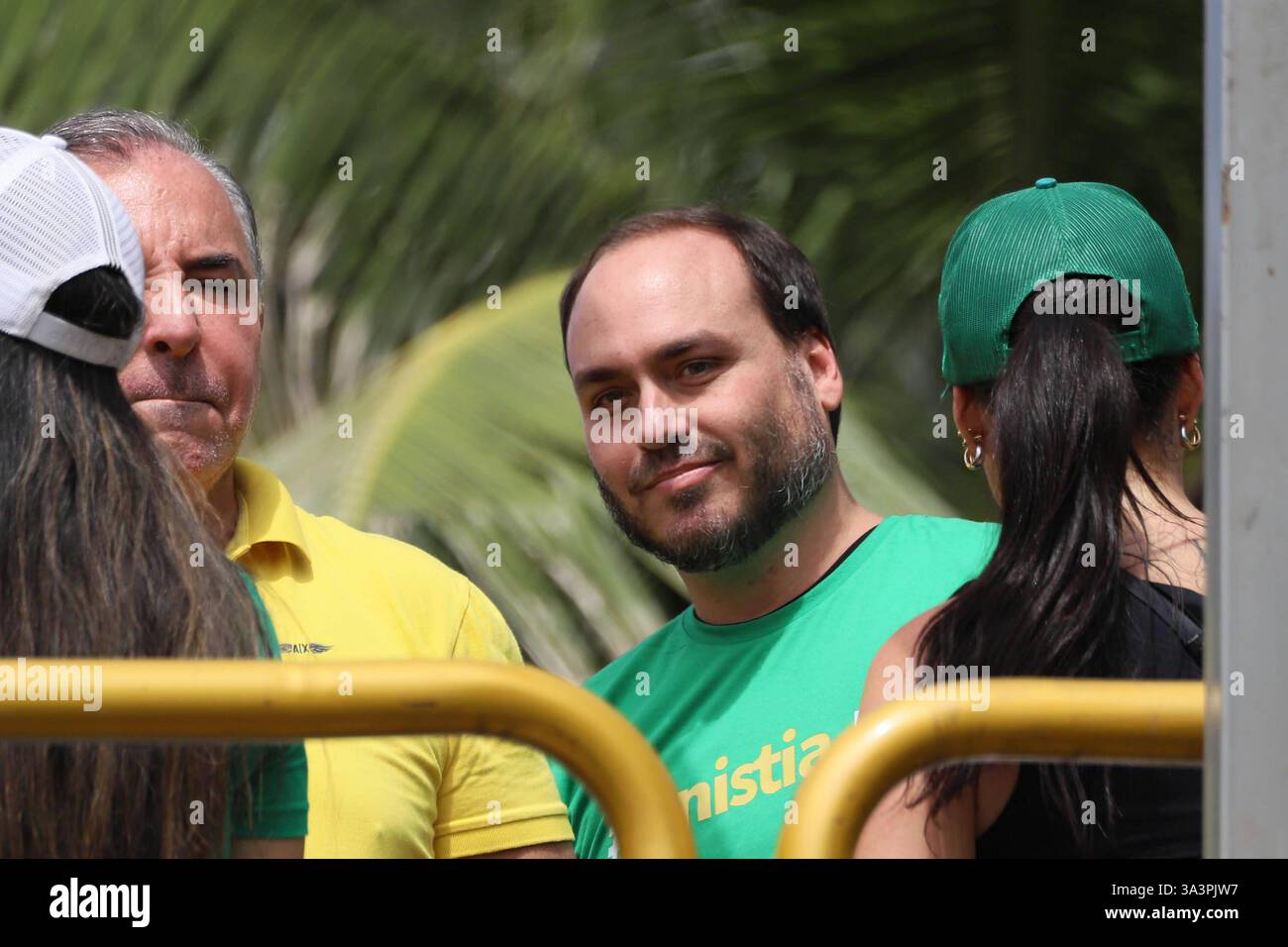 Manifestation Amnesty Now en présence de l’ancien président Jair Bolsonaro Carlos Bolsonaro PL/RJ, conseiller municipal de Rio de Janeiro, lors de la manifestation Amnesty Now, qui a lieu sur la plage de Copacabana, dans le sud de la ville, ce dimanche 16. RIO DE JANEIRO Copacabana RIO DE JANEIRO BRÉSIL Copyright : xCHARLESxSHOLLx Banque D'Images