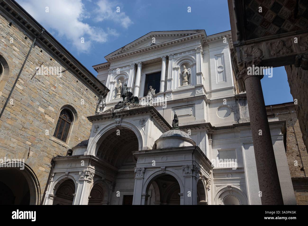 Vue extérieure de la cathédrale de Bergame (Sant 'Alessandro Martire), dans la vieille ville de Bergame (Citta Alta), en Lombardie en Italie. Banque D'Images