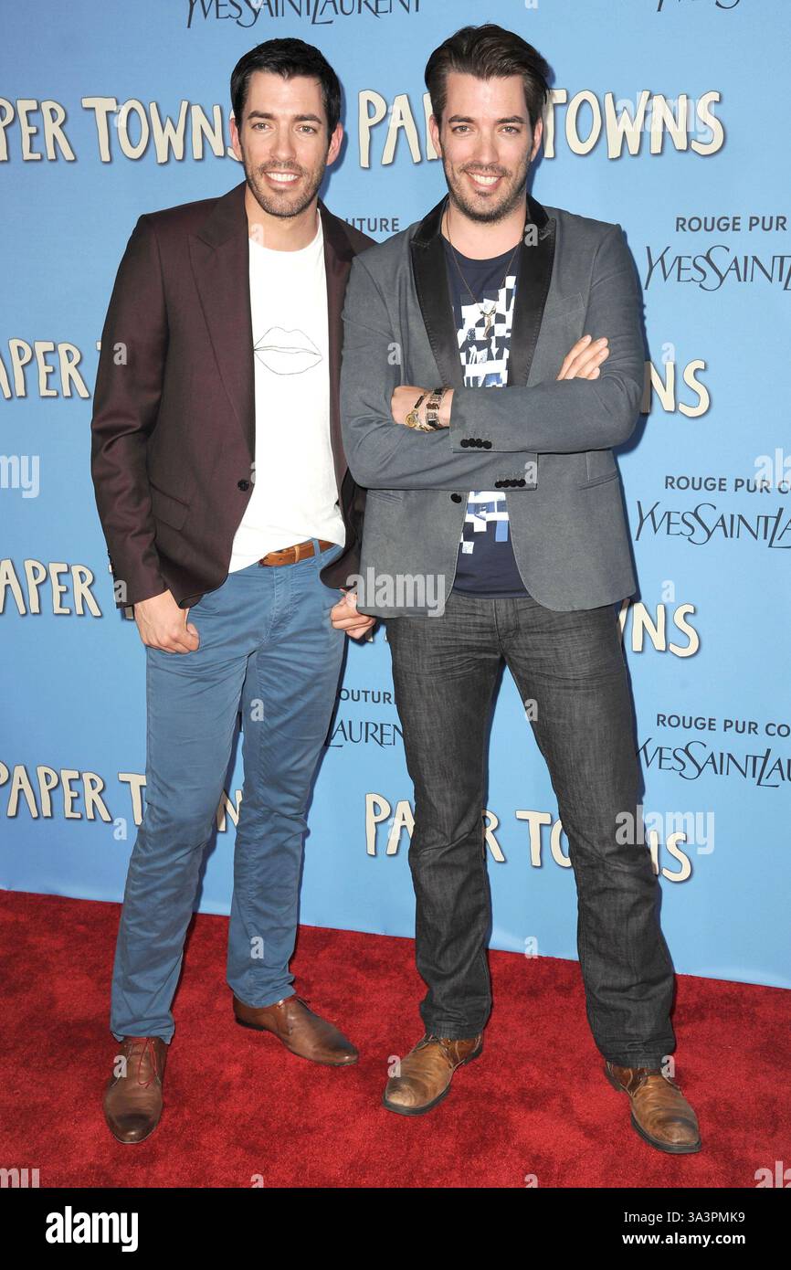 Jonathan Scott et Drew Scott lors de la première New-yorkaise de 'Paper Towns' à l'AMC Loews Lincoln Square à New York le 21 juillet 2015 Banque D'Images