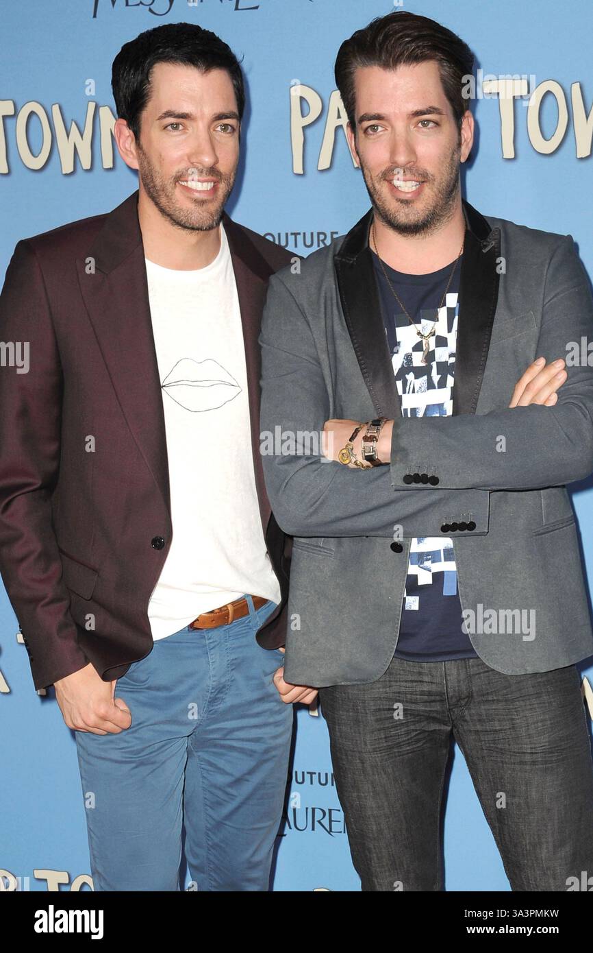 Jonathan Scott et Drew Scott lors de la première New-yorkaise de 'Paper Towns' à l'AMC Loews Lincoln Square à New York le 21 juillet 2015 Banque D'Images