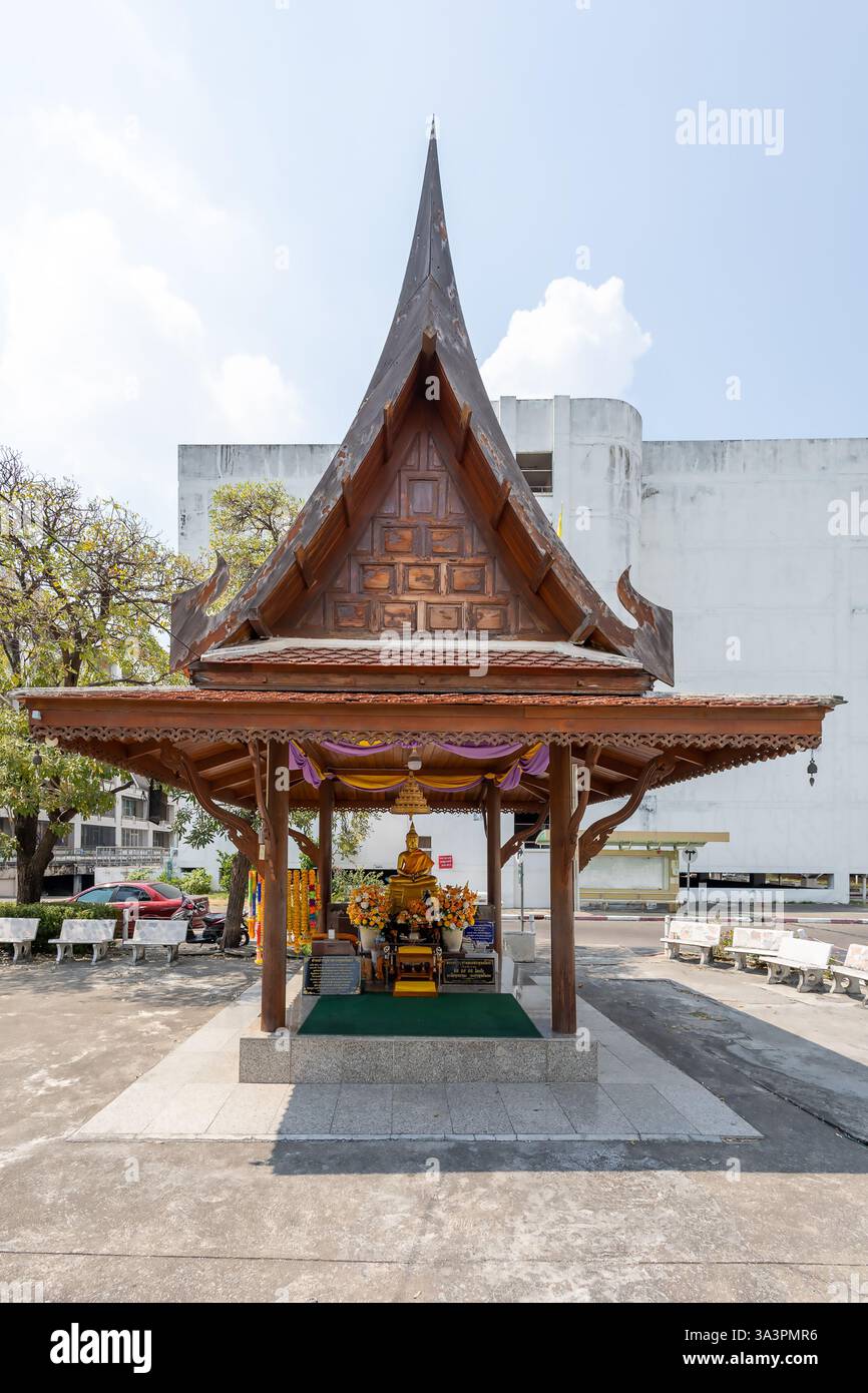 Bangkok, THAÏLANDE - 2 février 2025 : les gens respectent la statue de bouddha doré dans le pavillon, maison de style thaïlandais en face de Mansion le Bouddha doré est ve Banque D'Images
