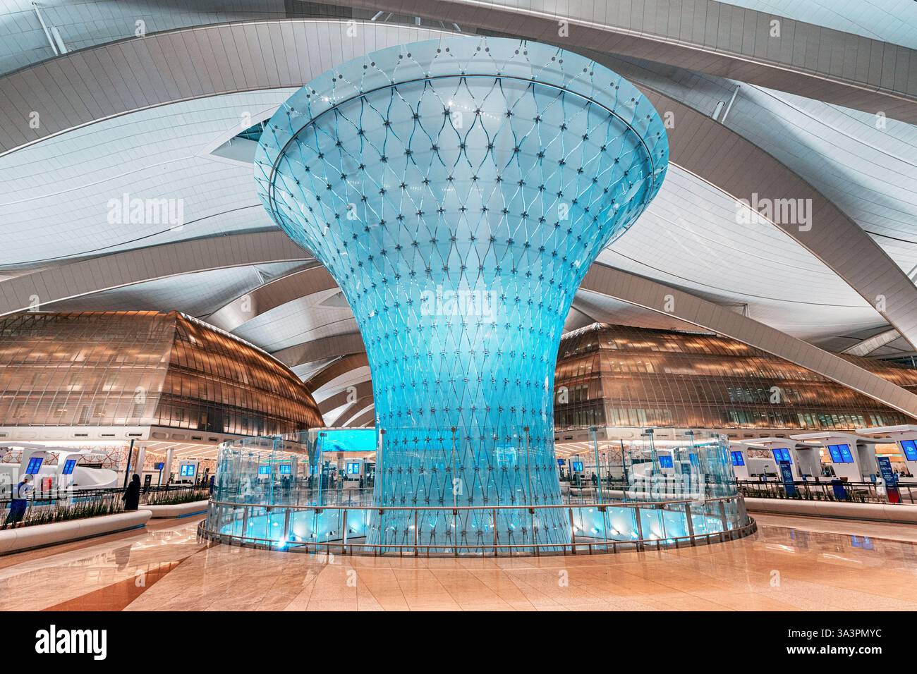 23 janvier 2025, Abu Dhabi, eau : vue grand angle d'une structure en verre bleu frappante dans un aéroport contemporain Banque D'Images