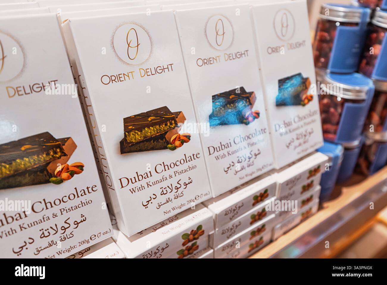 23 janvier 2025, Abu Dhabi, Émirats arabes Unis : barres de chocolat Dubaï avec garniture de kunafa et de pistache empilées sur une étagère de magasin, prêtes à être achetées Banque D'Images