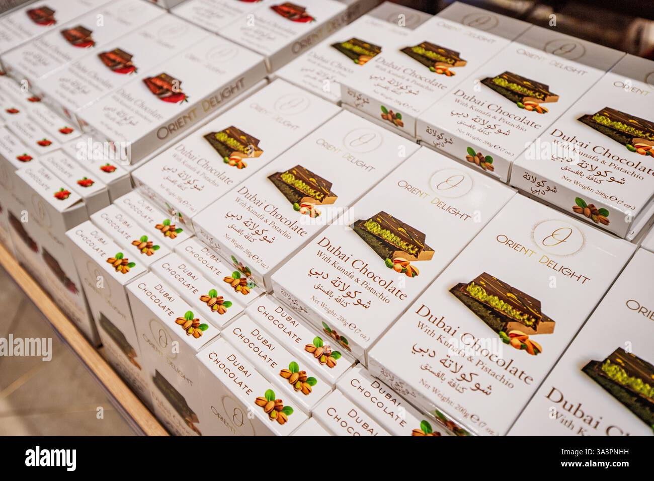 23 janvier 2025, Abu Dhabi, Émirats arabes Unis : barres de chocolat Dubaï avec garniture de kunafa et de pistache empilées sur une étagère de magasin, prêtes à être achetées Banque D'Images