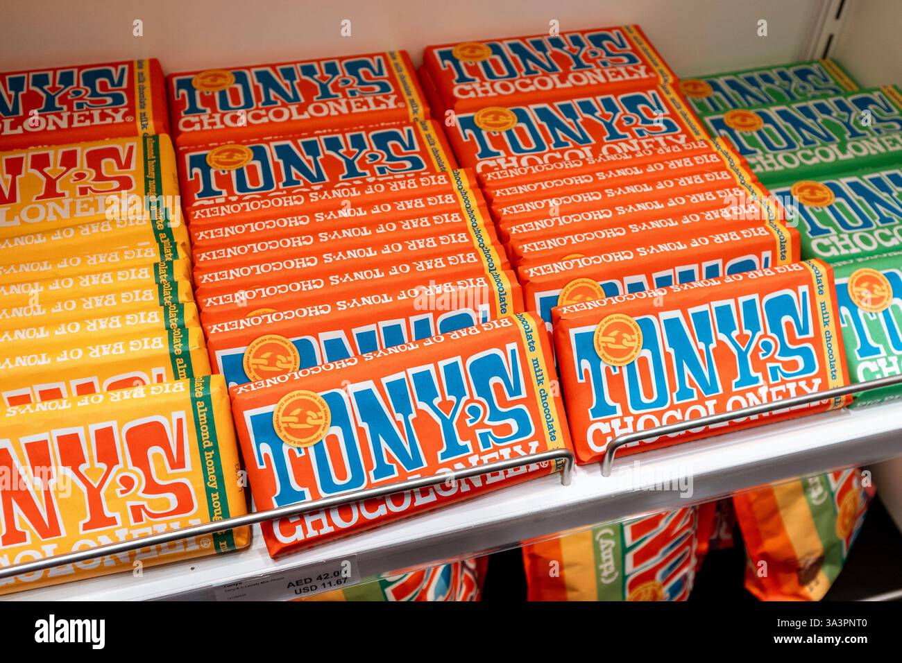 23 janvier 2025, Abu Dhabi, eau : tablettes de chocolat colorées Tony's Chocolonely disposées soigneusement sur une étagère de supermarché Banque D'Images