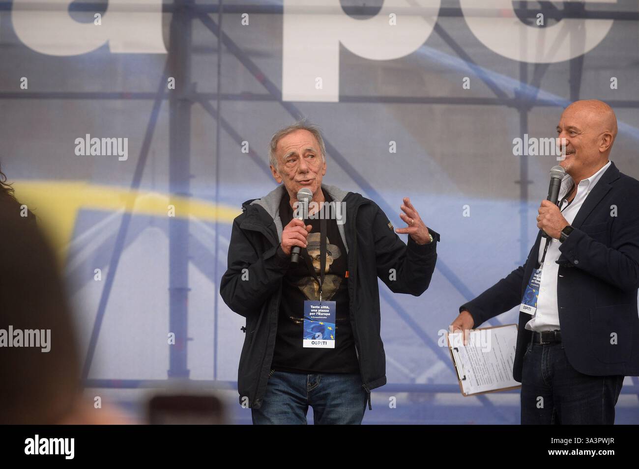 Italie, Rome, 15 mars 2025 : manifestation pro-européenne "beaucoup de villes une place pour l'Europe". 50 000 personnes manifestent pour la paix et pour une Europe unie. Sur la photo Roberto Vecchioni (à gauche) chanteur, et Claudio Bisio (à droite), acteur et présentateur de télévision photo © Stefano Carofei/Sintesi/Alamy Live News Banque D'Images
