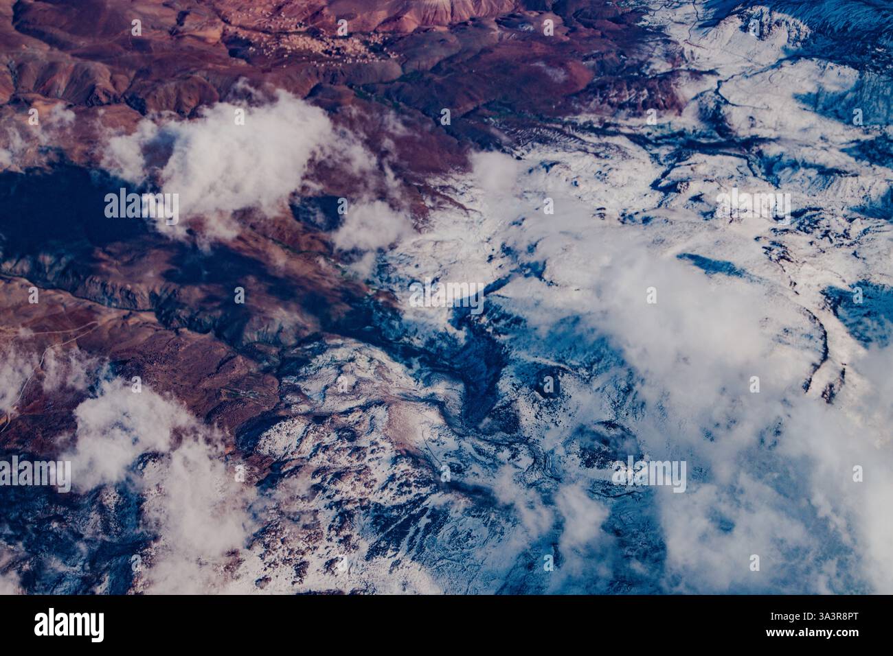 Vue aérienne de hautes montagnes rocheuses couvertes de neige. Paysage alpin. Beauté dans la nature. Pics de montagne inaccessibles. Climat rude. En regardant le Banque D'Images