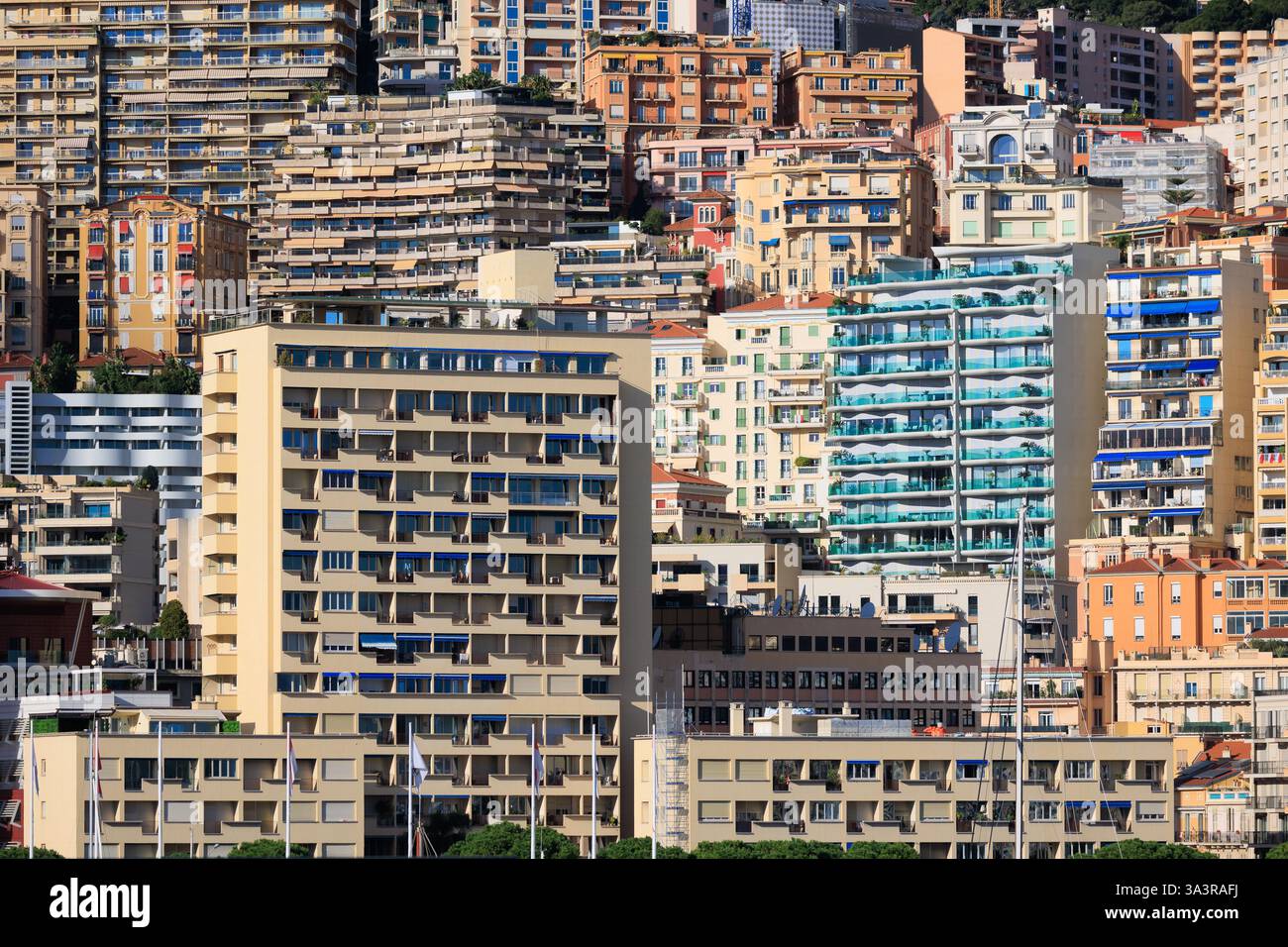 Monaco dense architecture de quartier moderne en France le long du port. Banque D'Images