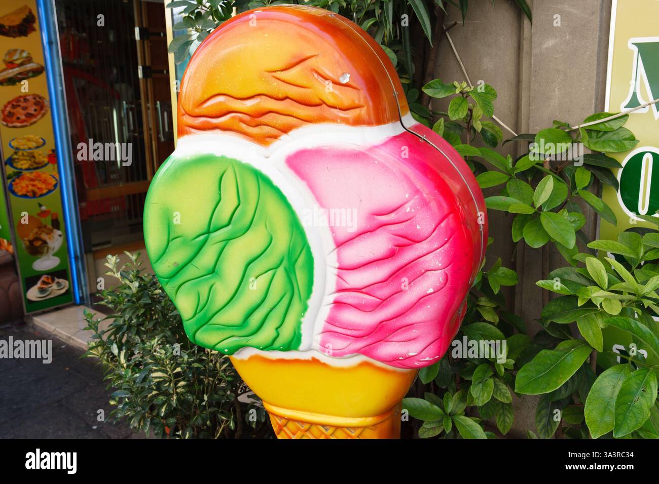 Gelato coloré ou exposition de crème glacée à Rome, Italie. Banque D'Images