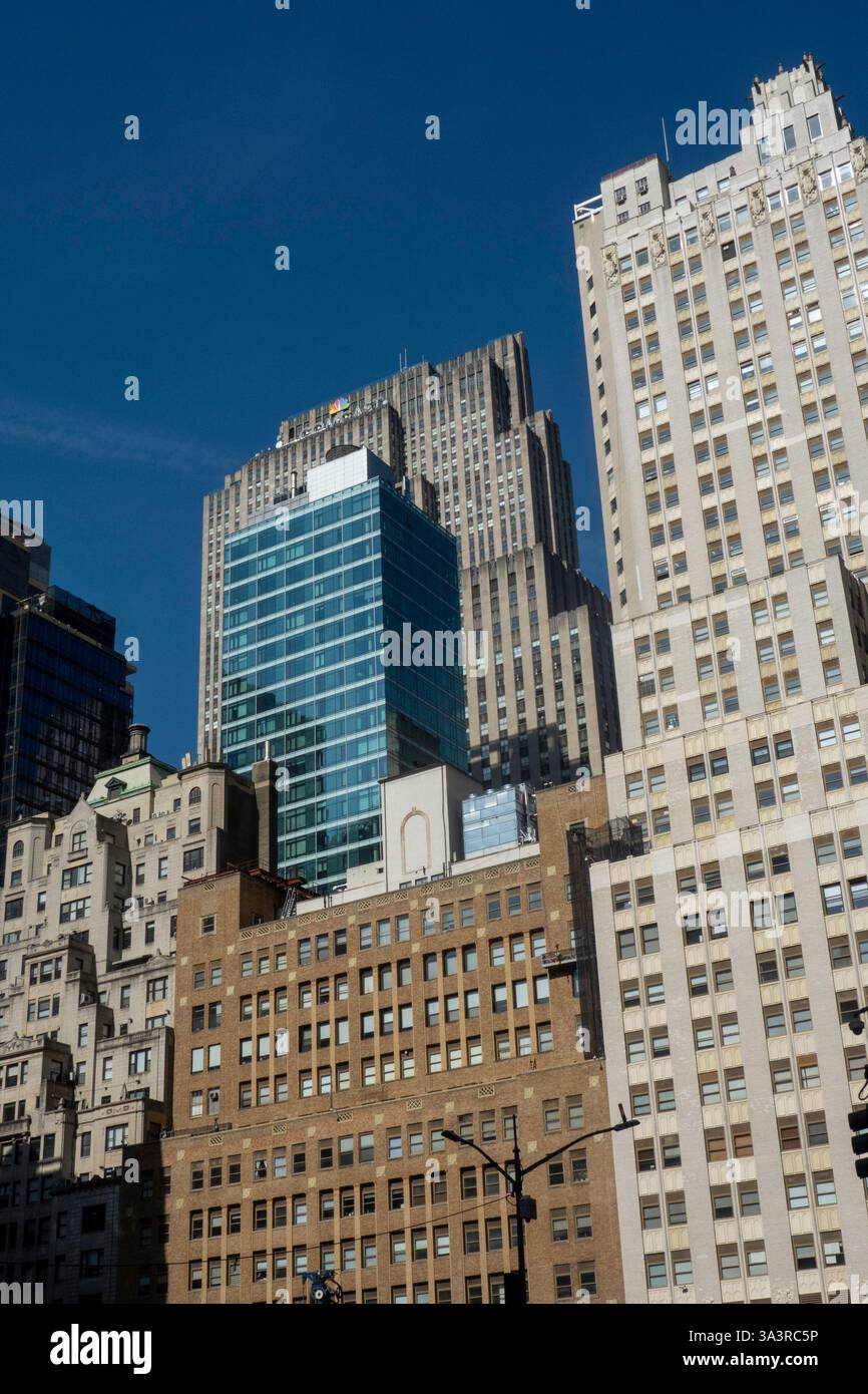 Le gratte-ciel Comcast surplombe les immeubles de bureaux de Midtown le long de la cinquième Avenue à Midtown Manhattan, 2025, NYC, États-Unis Banque D'Images