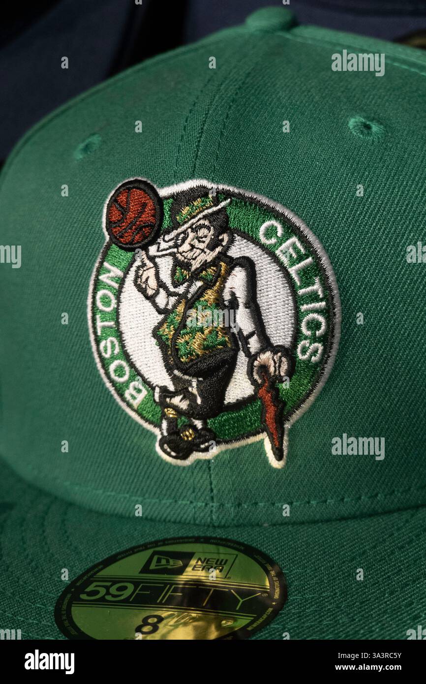 La marchandise de marque est populaire au NBA Store sur Fifth Avenue à New York City, USA 2025 Banque D'Images