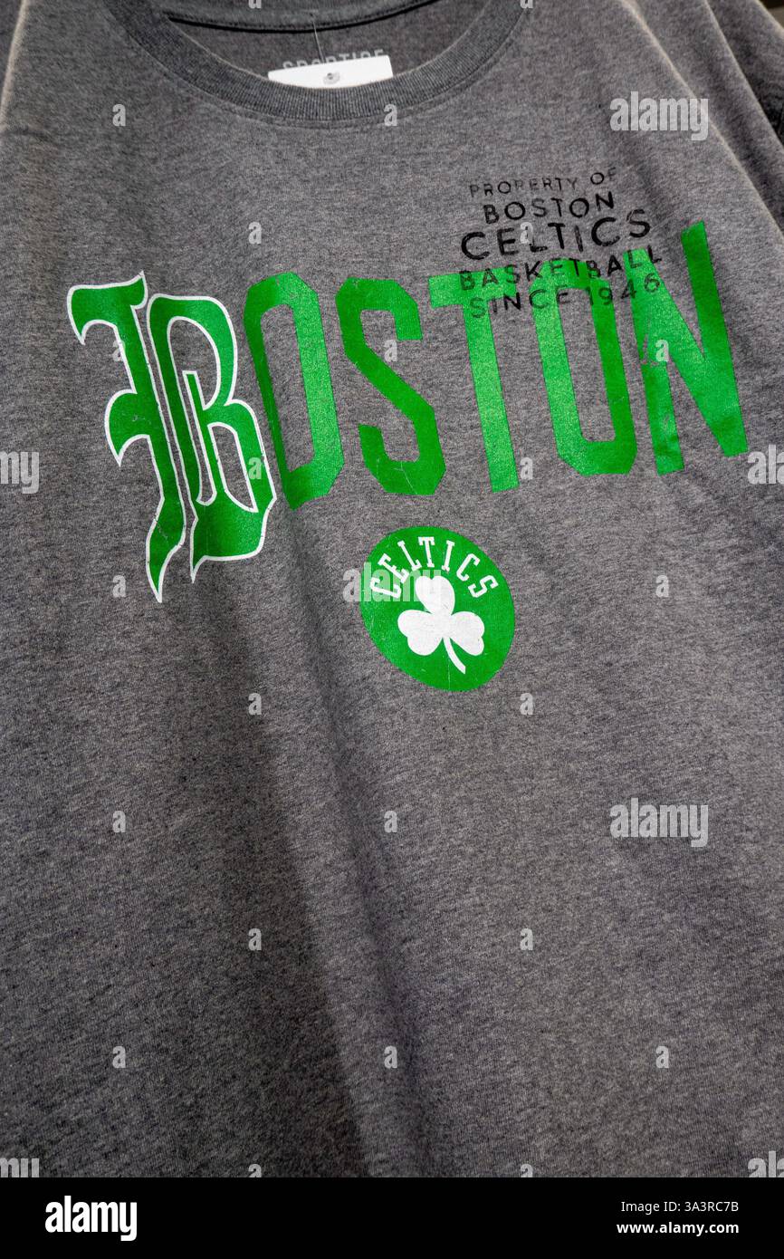 La marchandise de marque est populaire au NBA Store sur Fifth Avenue à New York City, USA 2025 Banque D'Images