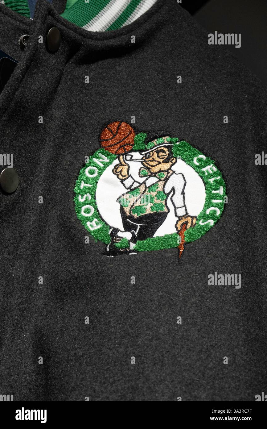 La marchandise de marque est populaire au NBA Store sur Fifth Avenue à New York City, USA 2025 Banque D'Images