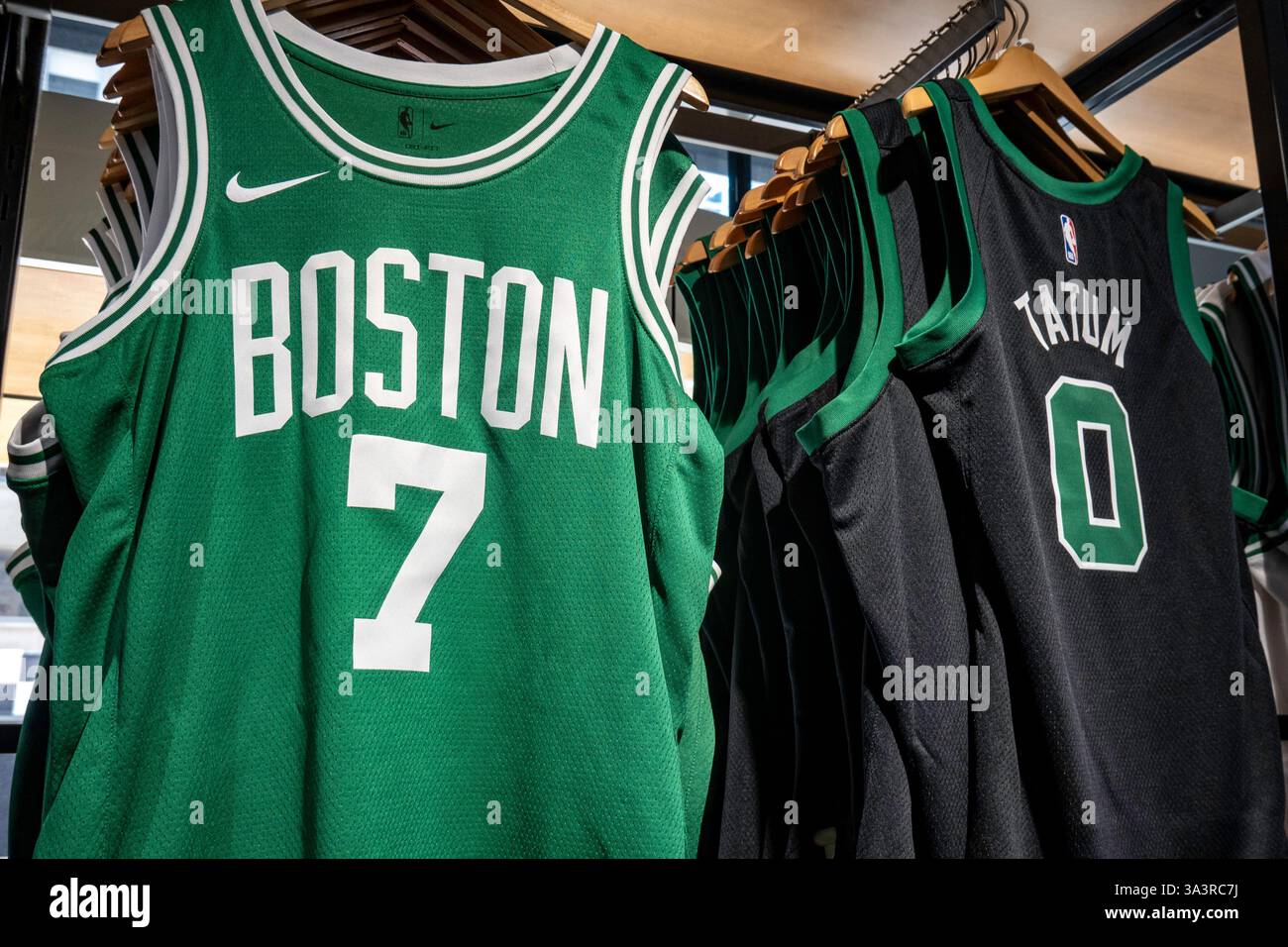 La marchandise de marque est populaire au NBA Store sur Fifth Avenue à New York City, USA 2025 Banque D'Images
