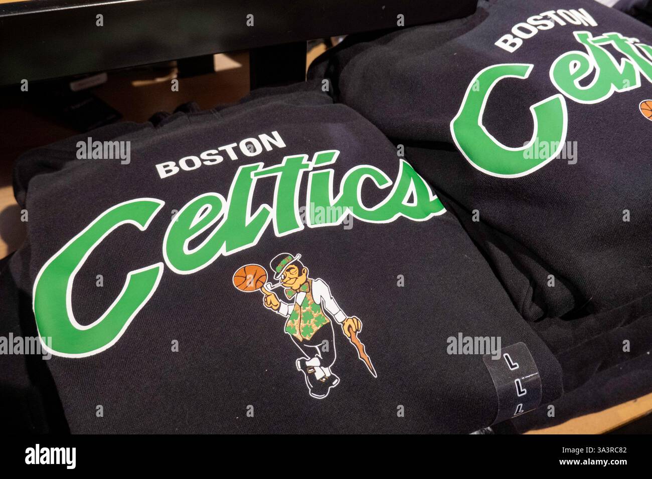 La marchandise de marque est populaire au NBA Store sur Fifth Avenue à New York City, USA 2025 Banque D'Images