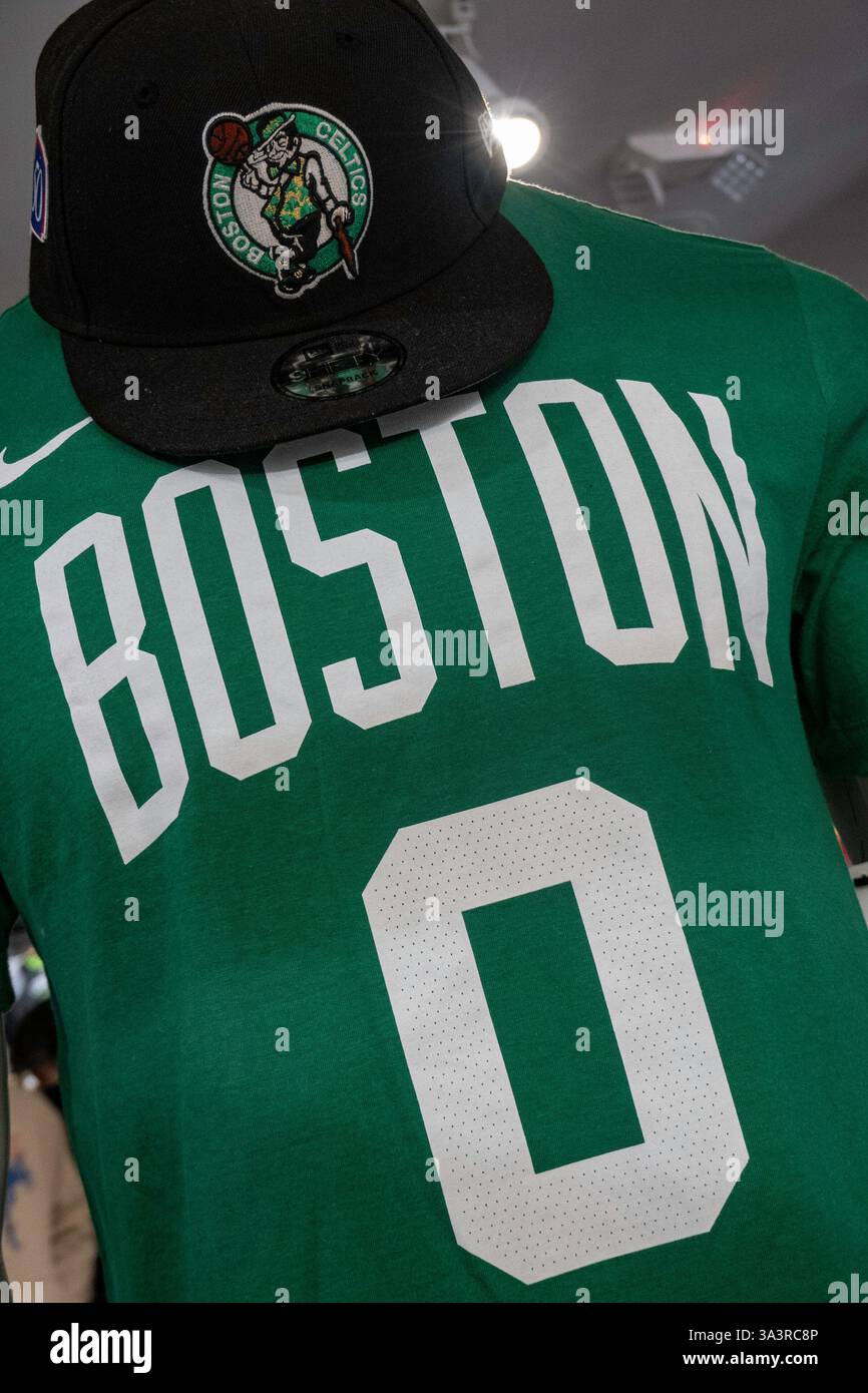 La marchandise de marque est populaire au NBA Store sur Fifth Avenue à New York City, USA 2025 Banque D'Images