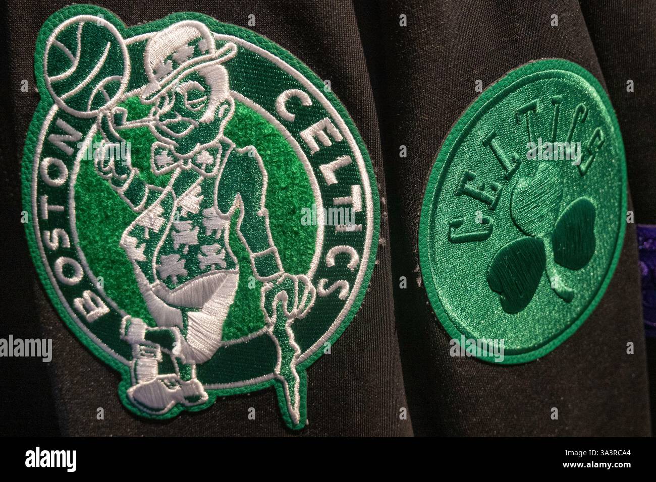 La marchandise de marque est populaire au NBA Store sur Fifth Avenue à New York City, USA 2025 Banque D'Images