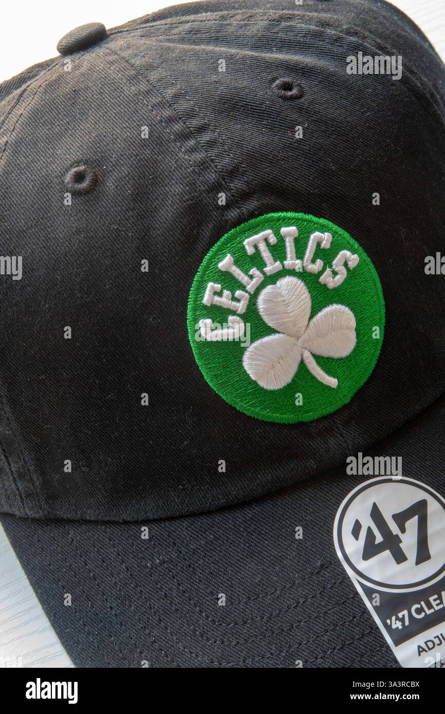 Casquette Boston Celtics logo en vente au grand magasin Macy's, 2025, New York City, États-Unis Banque D'Images
