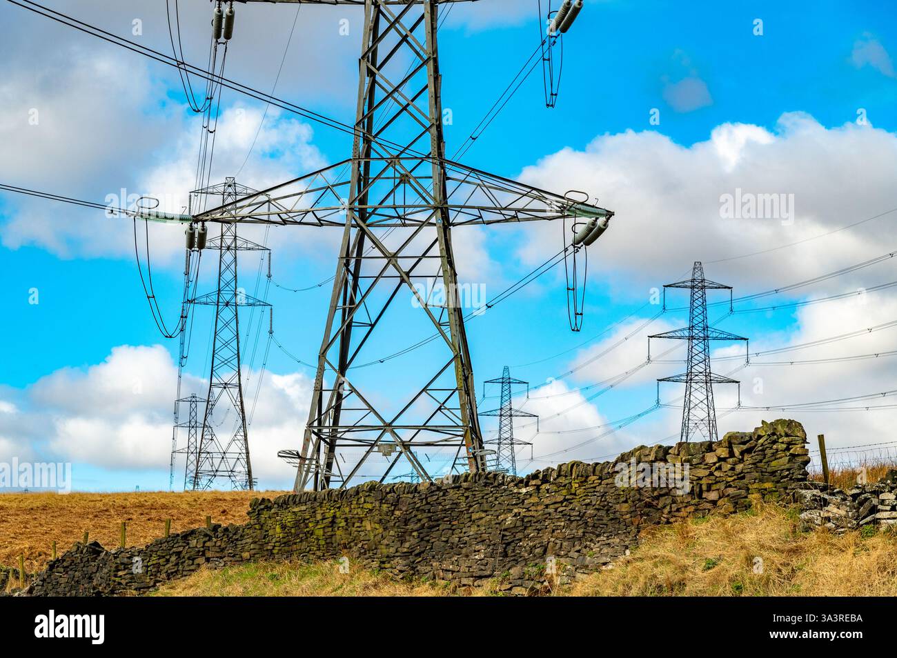 Pylônes d'électricité et lignes électriques près de Ripponden, West Yorkshire, Royaume-Uni. Banque D'Images