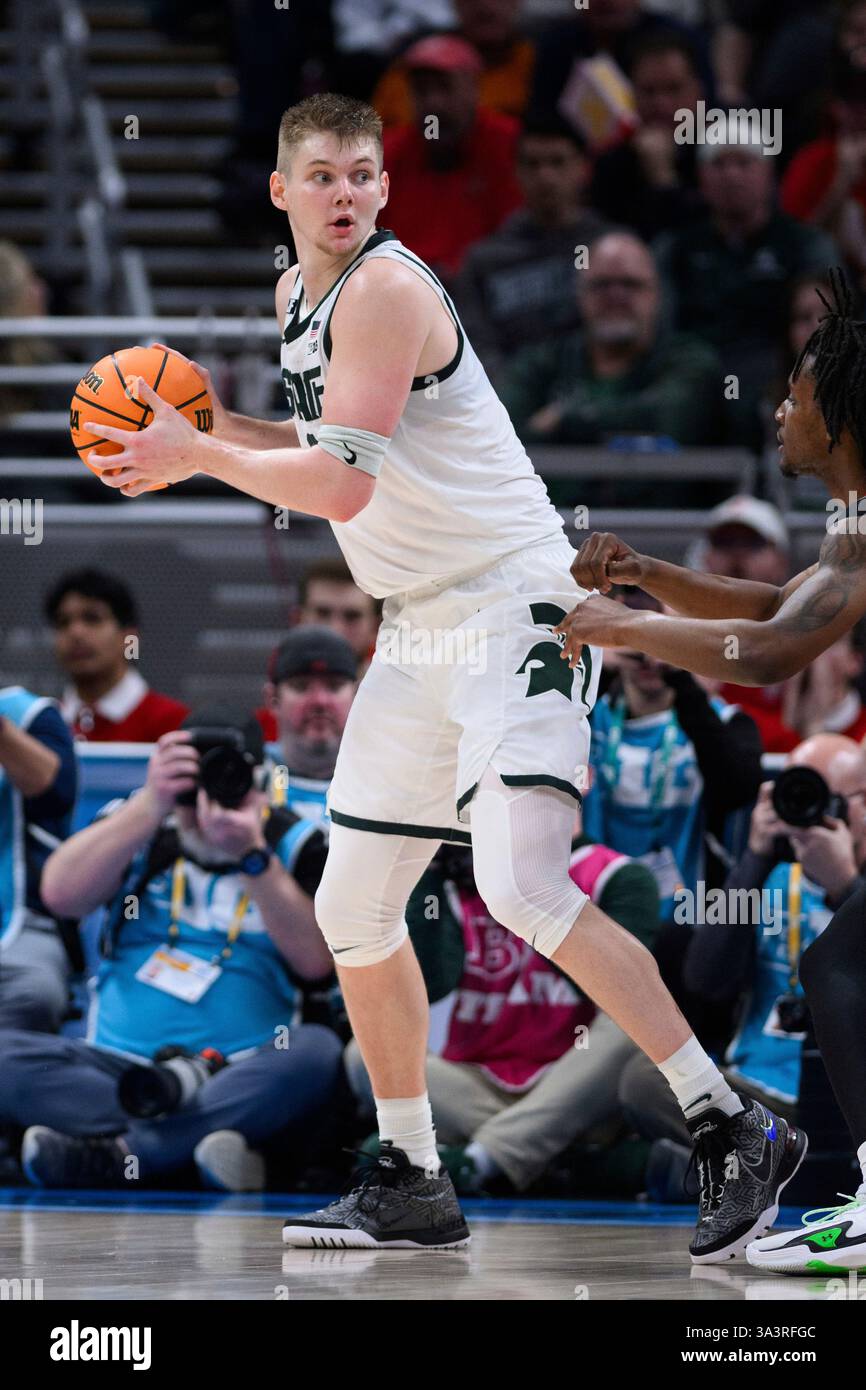 INDIANAPOLIS, IN - MARCH 15: Michigan State Spartans forward Jaxon Kohler (0) looks for an open teammate during the men's Big Ten tournament college basketball game between the Wisconsin Badgers and Michigan State Spartans on March 15, 2025, at Gainbridge Fieldhouse in Indianapolis, IN. (Photo by Zach Bolinger/Icon Sportswire) (Icon Sportswire via AP Images) Banque D'Images