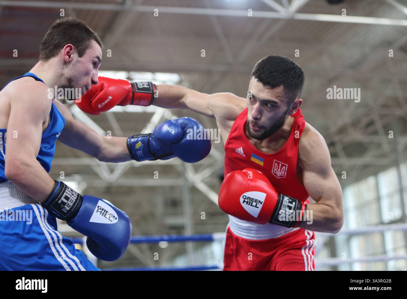 ODESSA, UKRAINE - 10 mars 2025 : Coupe d'Ukraine de boxe. Poids de combat final jusqu'à 51 kg, Rouge - Siova Muhammadiev, Bleu - Maksym Rudyk. Feu dur et sanglant Banque D'Images