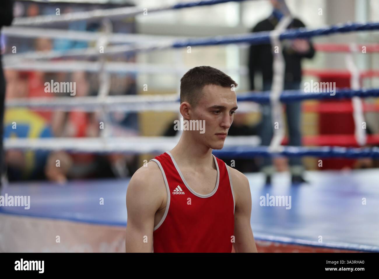 ODESSA, UKRAINE - 10 mars 2025 : Coupe d'Ukraine de boxe. Poids de combat final jusqu'à 48 kg, Blue Andrey Efimovich Red Andrey Lopushenko. Un feu dur et sanglant Banque D'Images