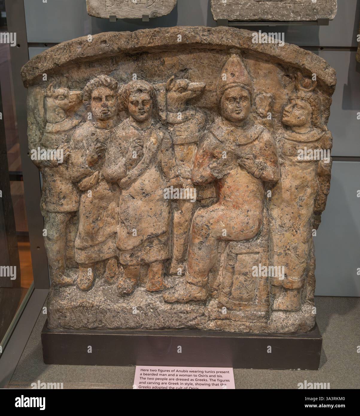 Stèle avec Anubis, Osiris et Isis, 1er siècle avant notre ère The Kelvingrove Art Gallery and Museum, Glasgow, Écosse, Royaume-Uni. Deux figures d'Anubis présentent un homme Banque D'Images