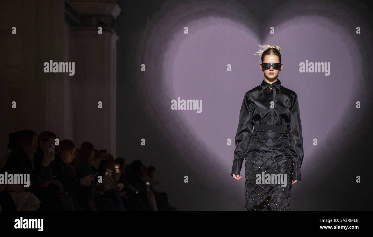 Kiev, Ukraine - le 14 février 2025, un mannequin présente une tenue noire saisissante au salon GURANDA, mêlant sophistication et culture ukrainienne moderne Banque D'Images