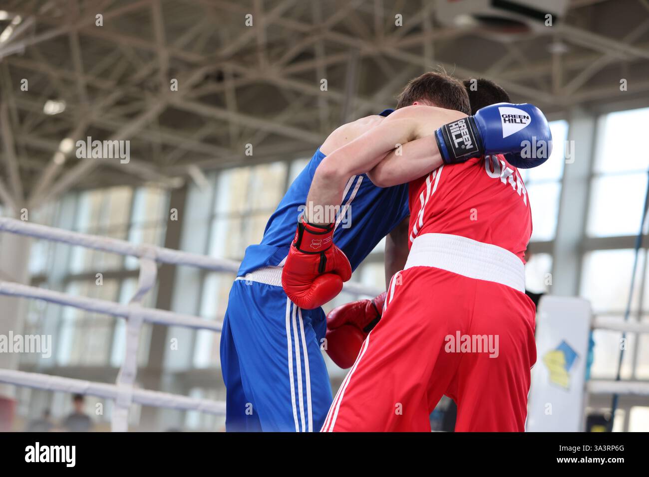 ODESSA, UKRAINE - 10 mars 2025 : Coupe d'Ukraine de boxe. Poids de combat final jusqu'à 63 kg, Rouge - Daniil Zamorilo BLU - Nikita Pogozii. Dur combat sanglant Banque D'Images