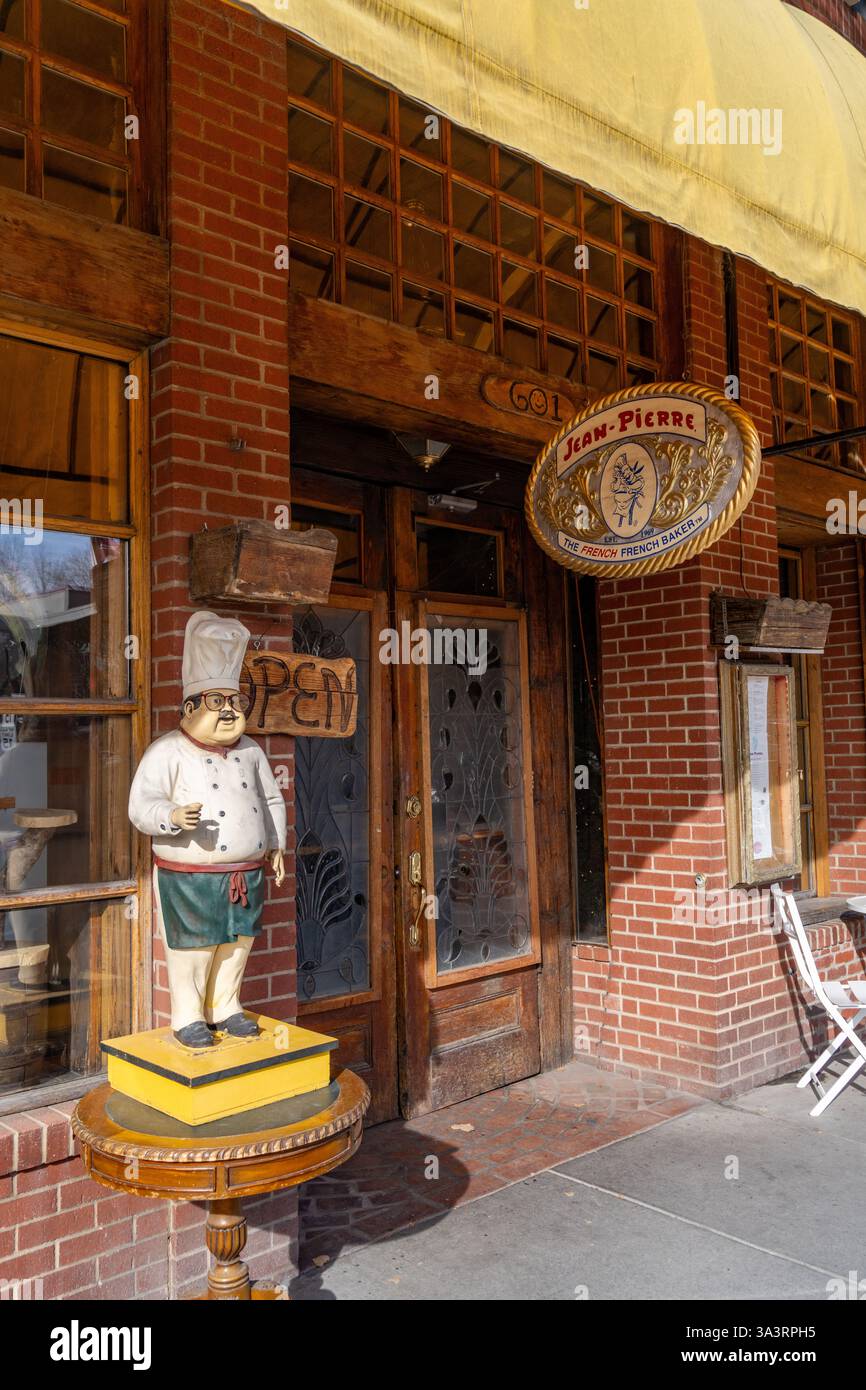 Une boulangerie française avec une statue en bois devant sur main Street dans le centre historique de Durango, Colorado. Banque D'Images