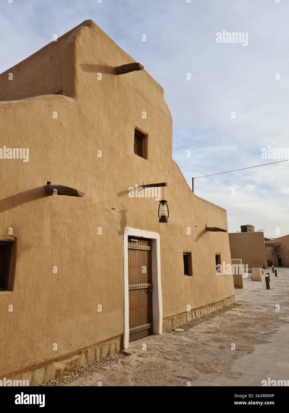 Façade de bâtiment en brique de boue à AT-Tureif, Arabie Saoudite - Image de stock capturée avec un smartphone