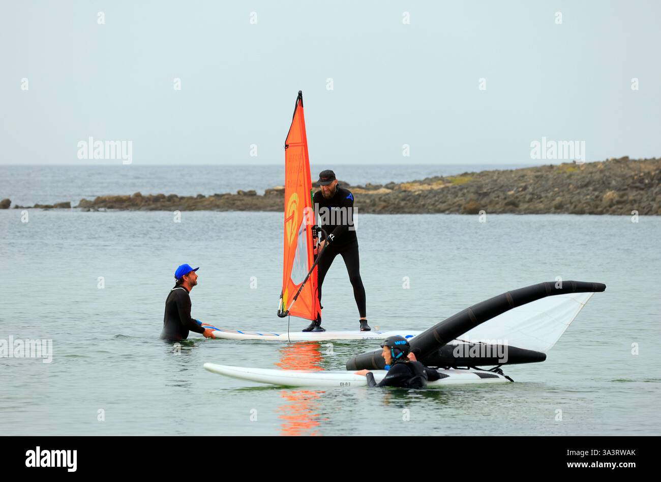 Cours de planche à voile à El Cotillo, Fuerteventura, Îles Canaries, Espagne, Europe, UE Banque D'Images