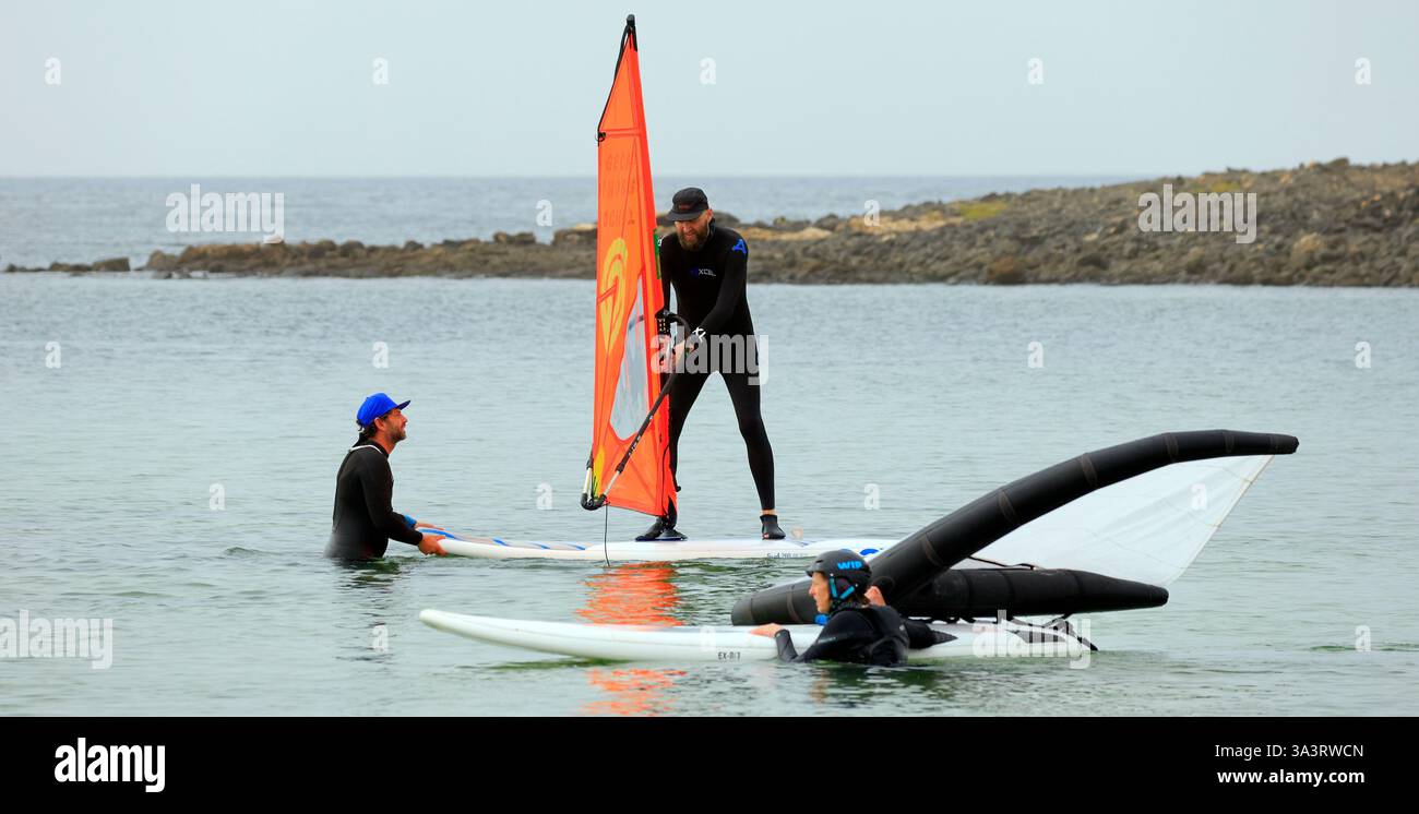 Cours de planche à voile à El Cotillo, Fuerteventura, Îles Canaries, Espagne, Europe, UE Banque D'Images
