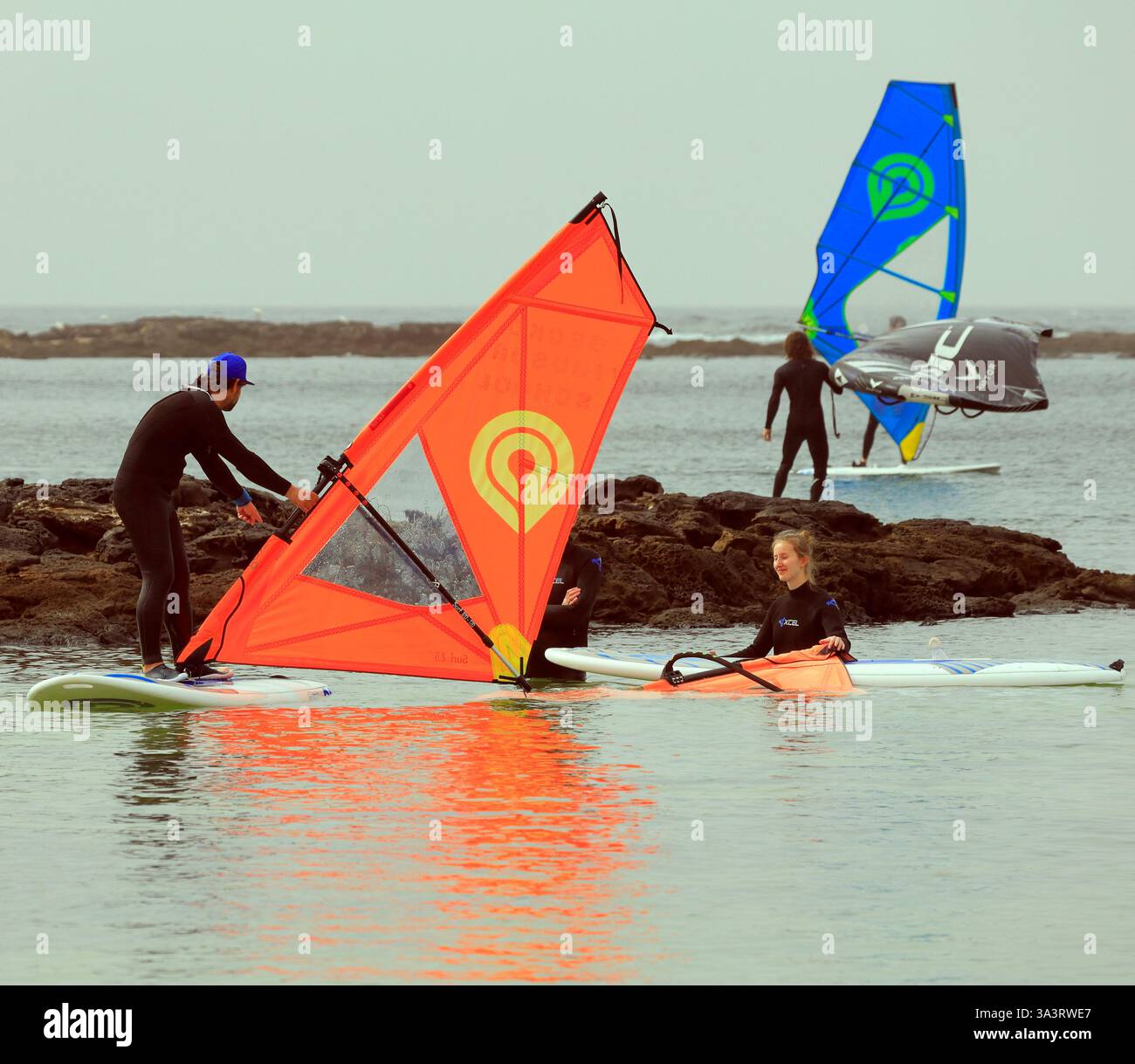 Cours de planche à voile à El Cotillo, Fuerteventura, Îles Canaries, Espagne, Europe, UE Banque D'Images