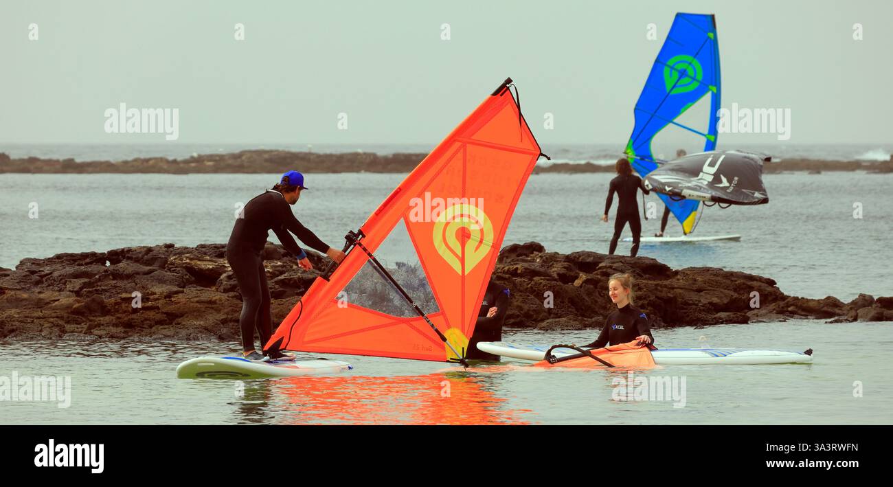 Cours de planche à voile à El Cotillo, Fuerteventura, Îles Canaries, Espagne, Europe, UE Banque D'Images