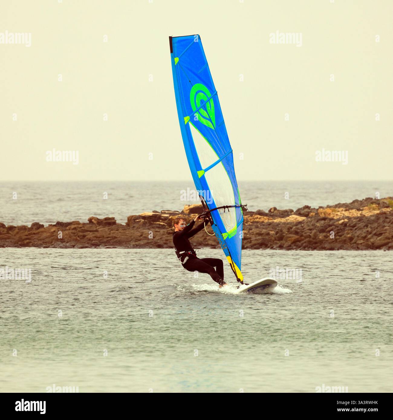 Cours de planche à voile à El Cotillo, Fuerteventura, Îles Canaries, Espagne, Europe, UE Banque D'Images