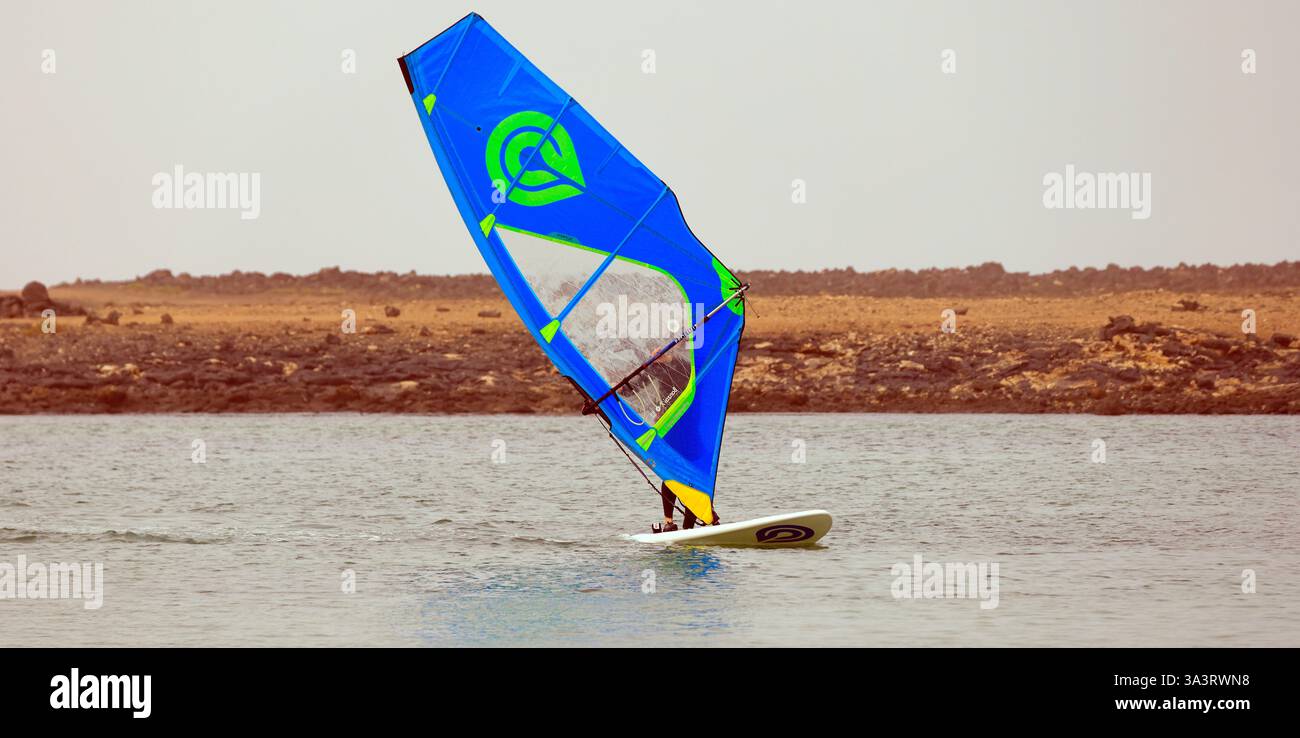 Cours de planche à voile à El Cotillo, Fuerteventura, Îles Canaries, Espagne, Europe, UE Banque D'Images