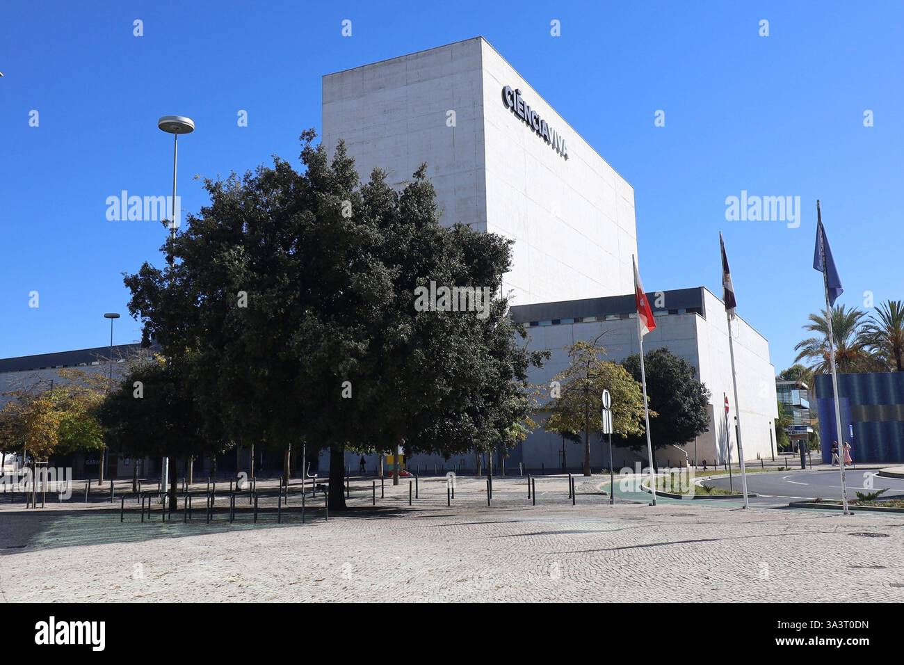 Immeuble de bureaux moderne dans le quartier des affaires de Parque dos Naciones, vue extérieure, Lisbonne, Portugal Banque D'Images