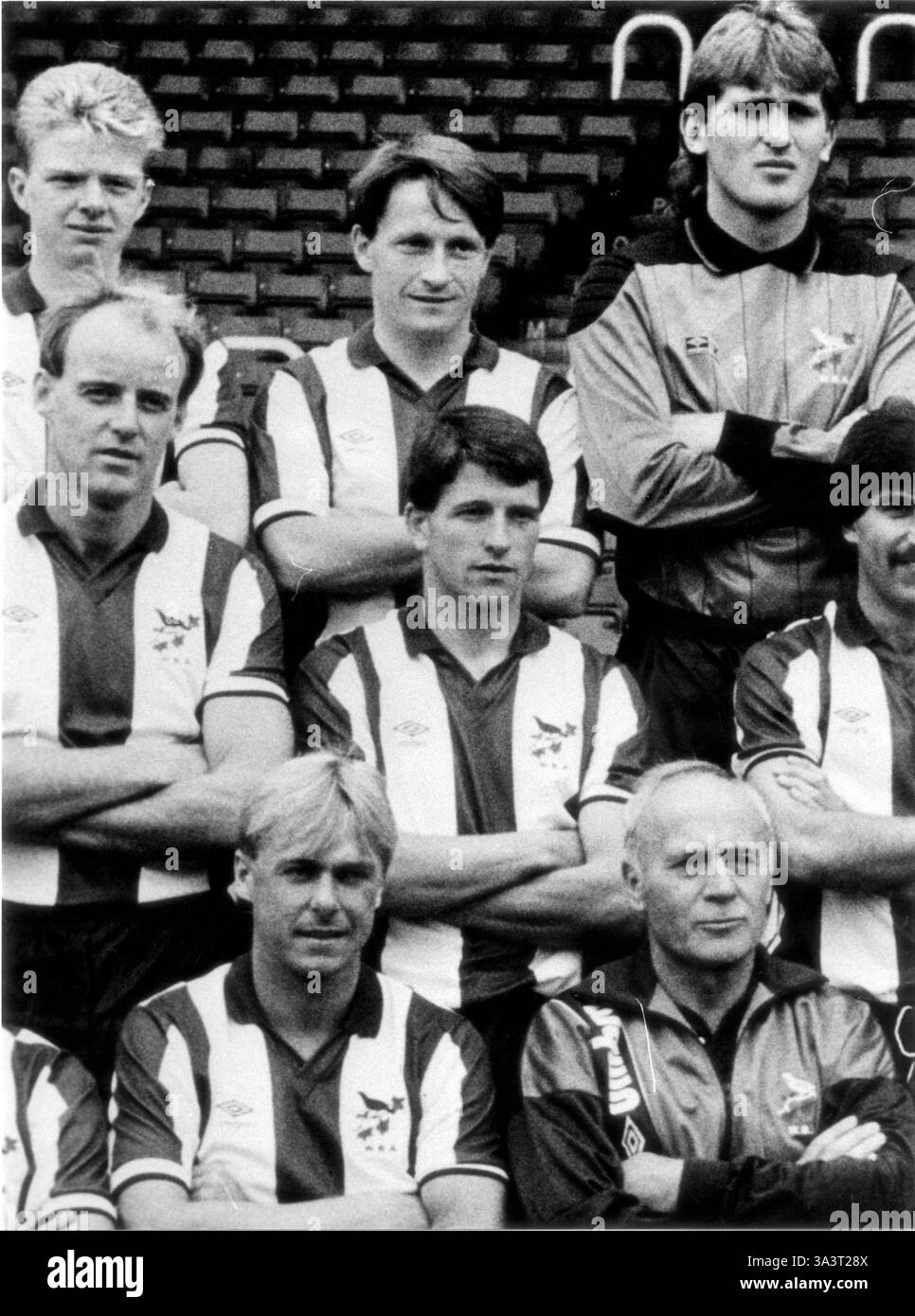 Steve Bull, footballeur de West Bromwich Albion, avec le manager Ron Saunders et ses coéquipiers George Reilly, David Burrows, Stuart Naylor, Martyn Bennett en août 1986 Banque D'Images