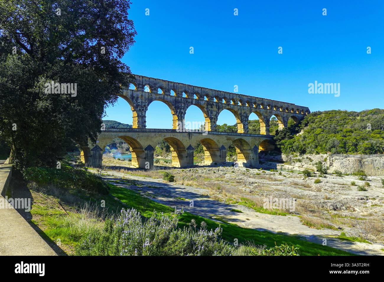 Le Pont du Gard aqueduc romain traverse la rivière Gardol Banque D'Images
