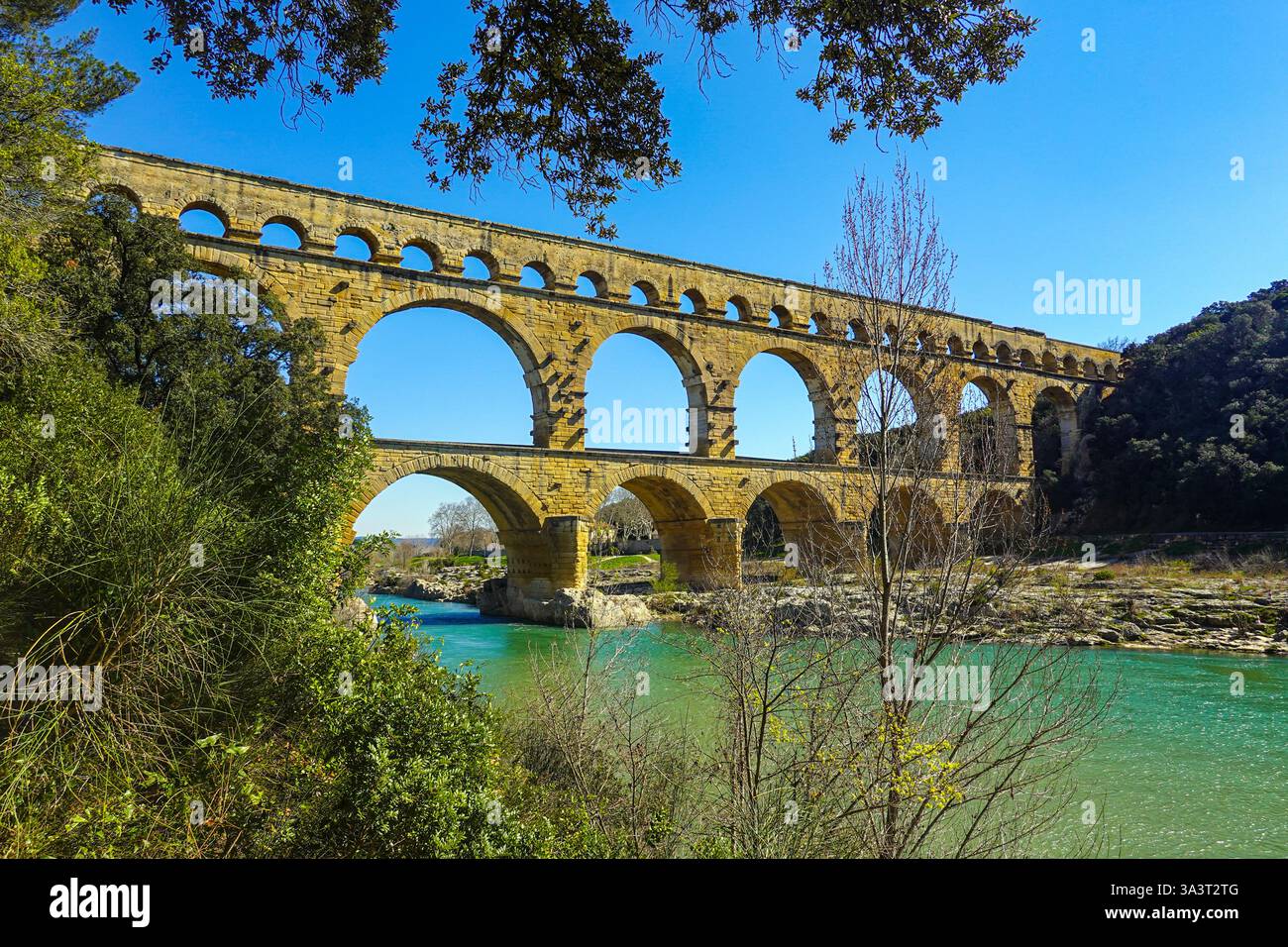Le Pont du Gard aqueduc romain traverse la rivière Gardol Banque D'Images