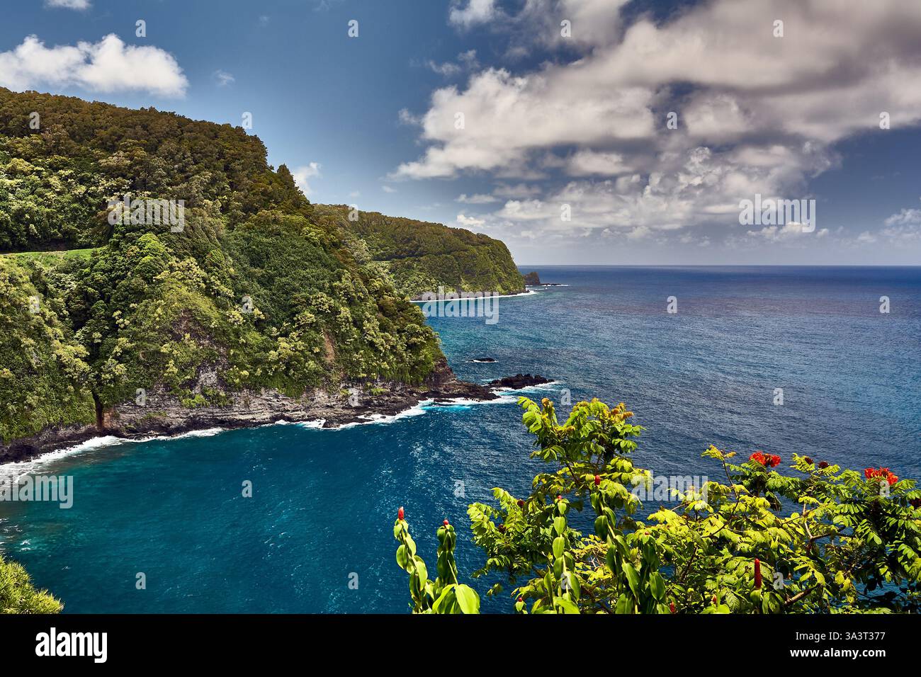 Scène côtière avec de l'eau turquoise et des nuages Banque D'Images