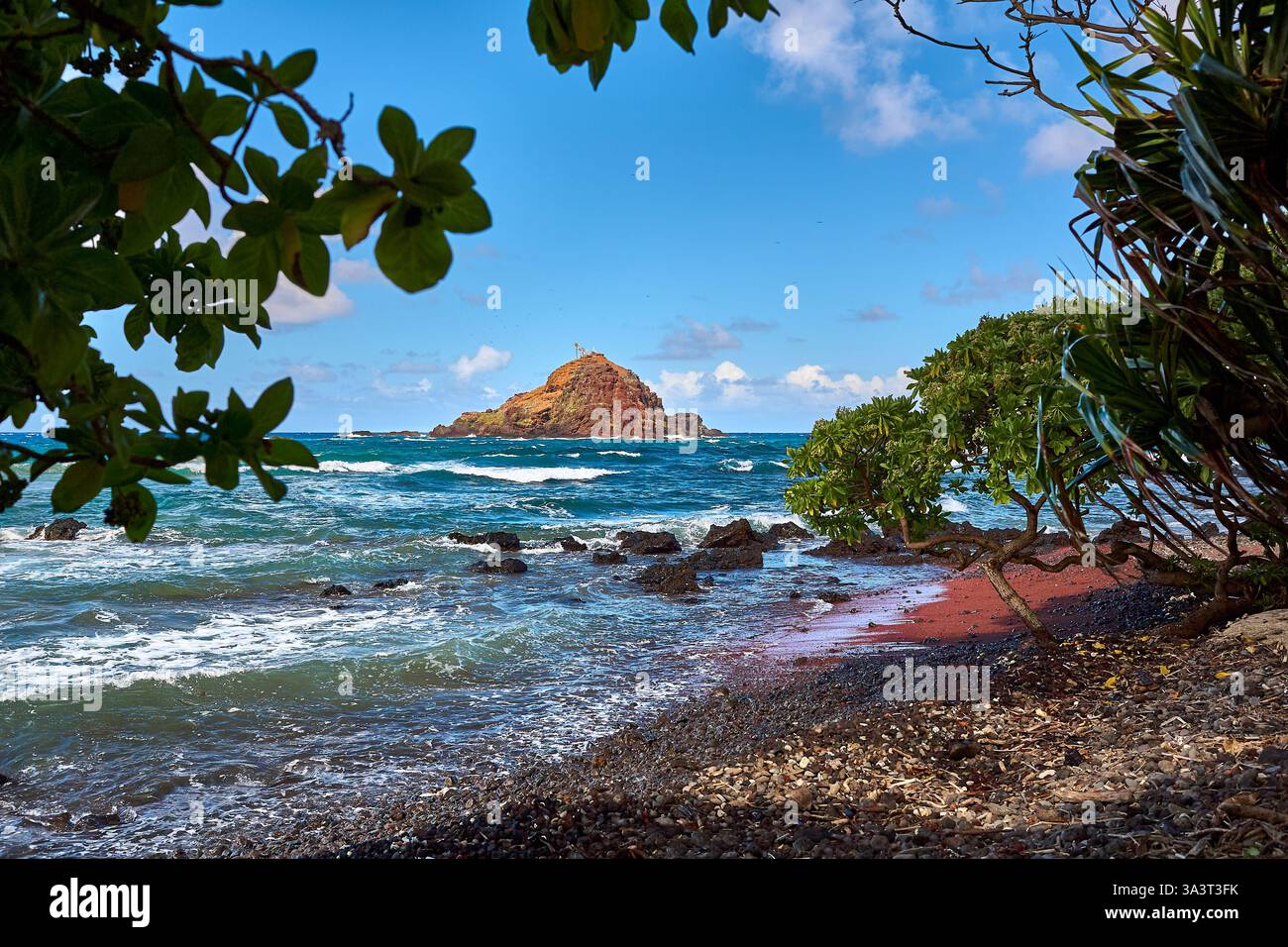 Plage de sable avec ciel bleu et nuages blancs Banque D'Images