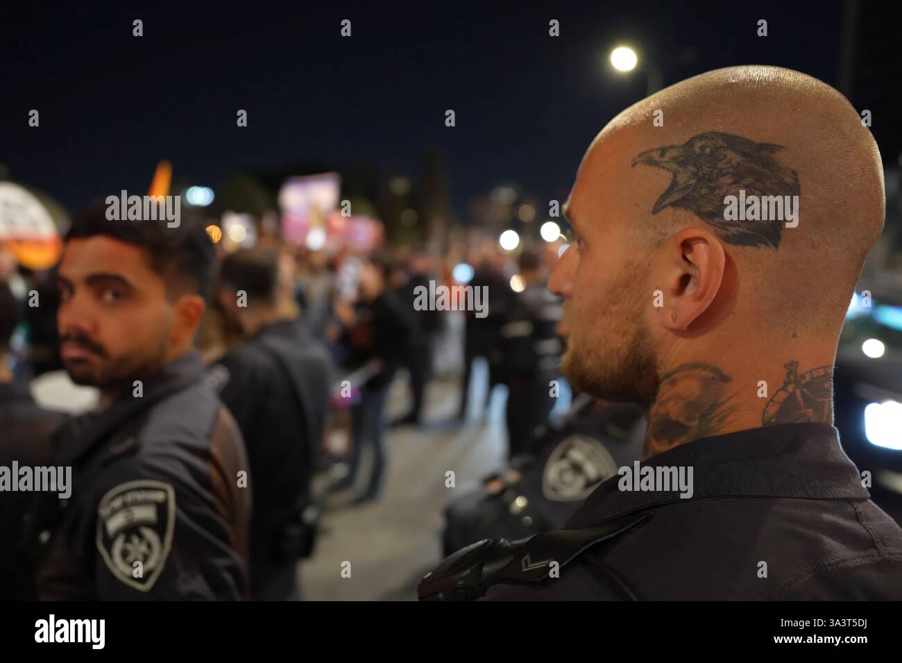 ERUSALEM - 15 MARS : des policiers montent la garde et veillent à ce que des manifestants pro-otages manifestent devant le bureau du premier ministre alors que Netanyahou convoque le cabinet un jour après le retour des négociateurs de Doha et prennent des décisions concernant les prochaines étapes le 15 mars 2025 à Jérusalem, en Israël. Les manifestants appellent à la conclusion de l'accord de cessez-le-feu avec le Hamas et exigent la libération des otages restants détenus dans la bande de Gaza. Banque D'Images ERUSALEM - 15 MARS : des policiers montent la garde et veillent à ce que des manifestants pro-otages manifestent devant le bureau du premier ministre alors que Netanyahou convoque le cabinet un jour après le retour des négociateurs de Doha et prennent des décisions concernant les prochaines étapes le 15 mars 2025 à Jérusalem, en Israël. Les manifestants appellent à la conclusion de l'accord de cessez-le-feu avec le Hamas et exigent la libération des otages restants détenus dans la bande de Gaza. Banque D'Images