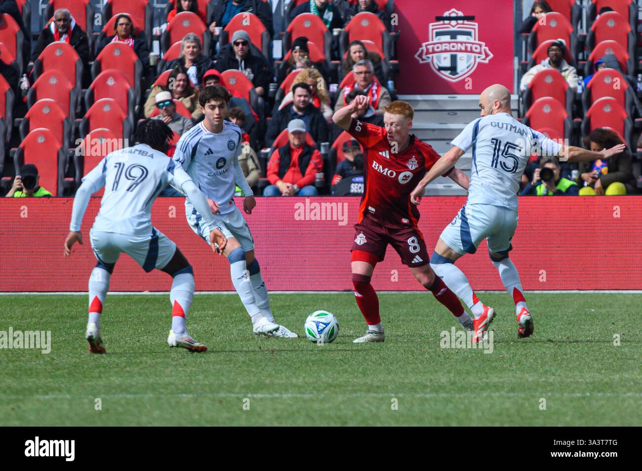 Toronto, ON, Canada - 15 mars 2025 : #8 Matty Longstaff du Toronto FC se bat pour la possession contre les joueurs du Chicago Fire FC lors d'un match en MLS au BM Banque D'Images Toronto, ON, Canada - 15 mars 2025 : #8 Matty Longstaff du Toronto FC se bat pour la possession contre les joueurs du Chicago Fire FC lors d'un match en MLS au BM Banque D'Images