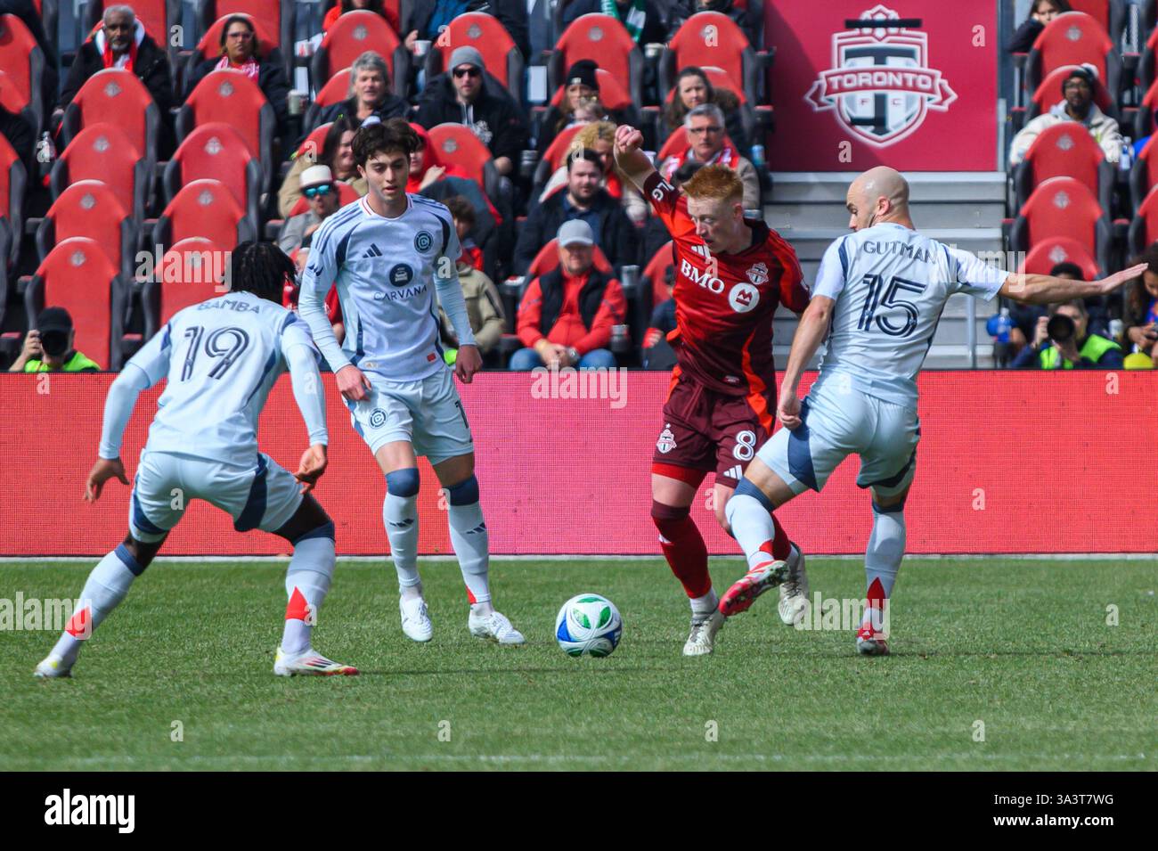 Toronto, ON, Canada - 15 mars 2025 : #8 Matty Longstaff du Toronto FC se bat pour la possession contre les joueurs du Chicago Fire FC lors d'un match en MLS au BM Banque D'Images Toronto, ON, Canada - 15 mars 2025 : #8 Matty Longstaff du Toronto FC se bat pour la possession contre les joueurs du Chicago Fire FC lors d'un match en MLS au BM Banque D'Images