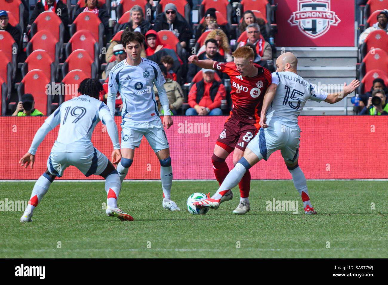 Toronto, ON, Canada - 15 mars 2025 : #8 Matty Longstaff du Toronto FC se bat pour la possession contre les joueurs du Chicago Fire FC lors d'un match en MLS au BM Banque D'Images Toronto, ON, Canada - 15 mars 2025 : #8 Matty Longstaff du Toronto FC se bat pour la possession contre les joueurs du Chicago Fire FC lors d'un match en MLS au BM Banque D'Images